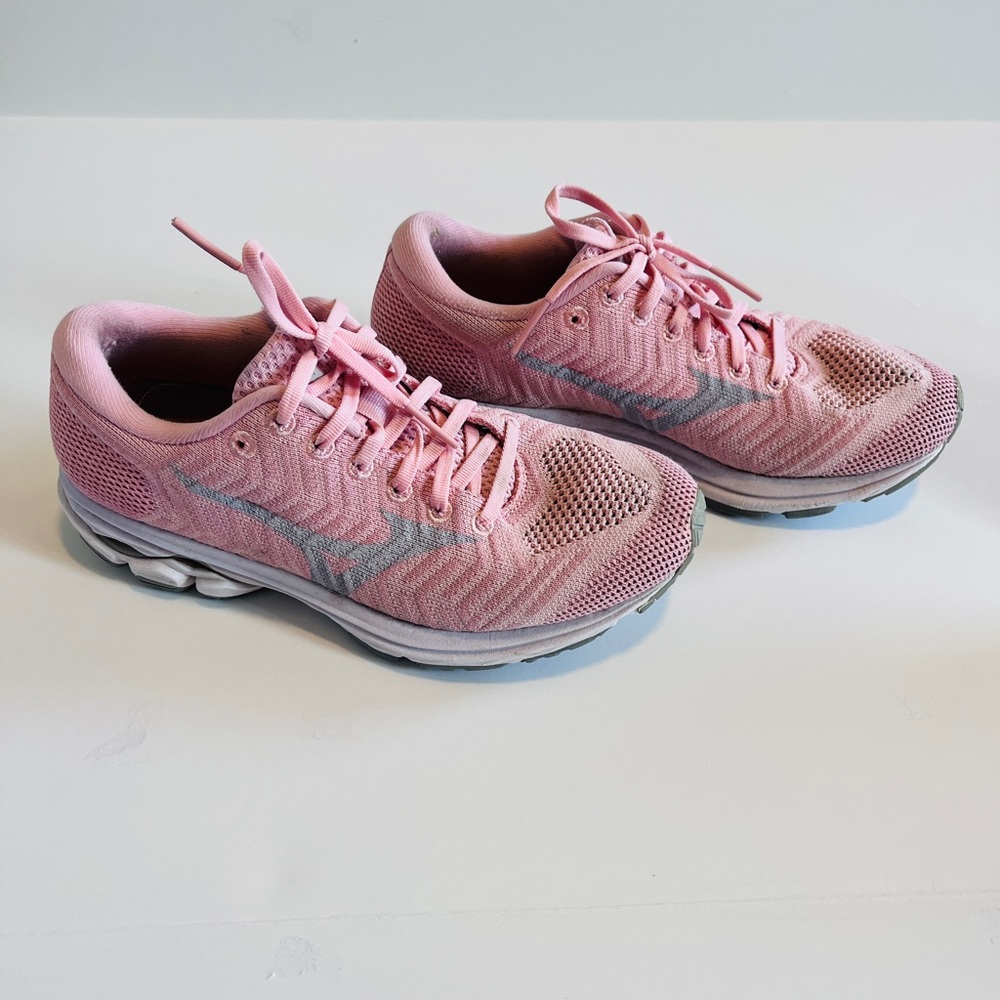 Mizuno Waveknit R2 Sneakers Womens 7.5. Preowned condition